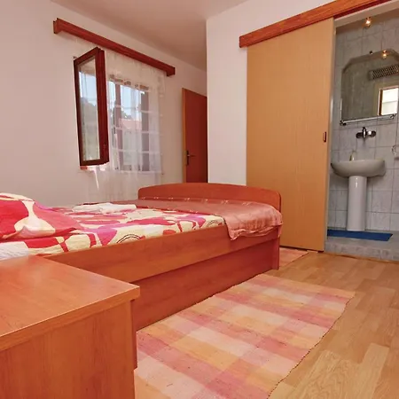 Appartamento 4 Bedroom Beautiful In Brna