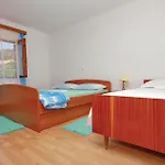 4 Bedroom Beautiful In דירה ברנה