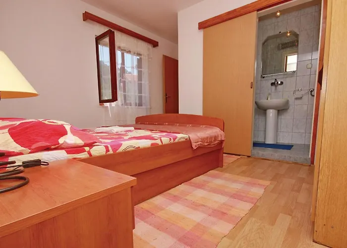 아파트 4 Bedroom Beautiful In 브르나